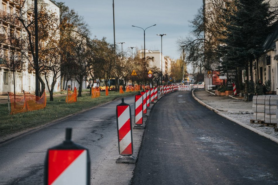 Remont Uniwersyteckiej w Łodzi nie zwalnia tempa. Budują chodniki i parkingi