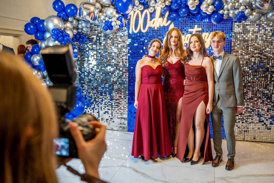 Łódź. Studniówka IV LO w Łodzi. Kreacje, które zapierały dech i radość na twarzach młodzieży