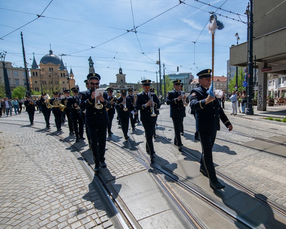 Łódź biało-czerwona. Ulicami miasta przeszedł marsz z okazji Dnia Flagi Rzeczypospolitej Polskiej