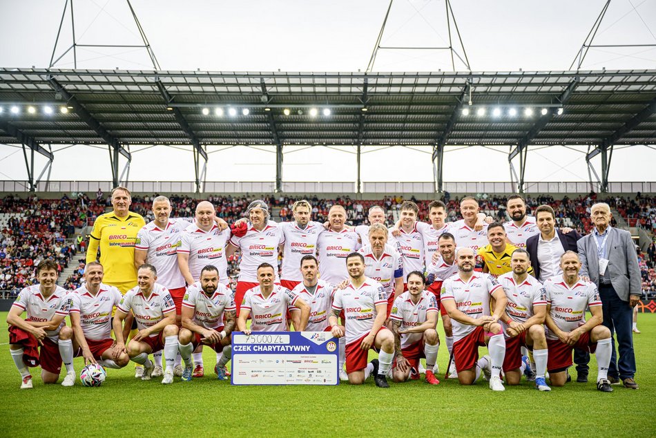 Łódź. Mecz Gwiazd w Łodzi. Na murawie Boniek, Krzynówek, Krychowiak