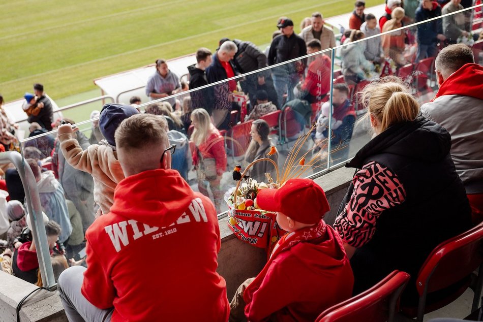 Łódź. Święcenie pokarmów na stadionie Widzewa Łódź