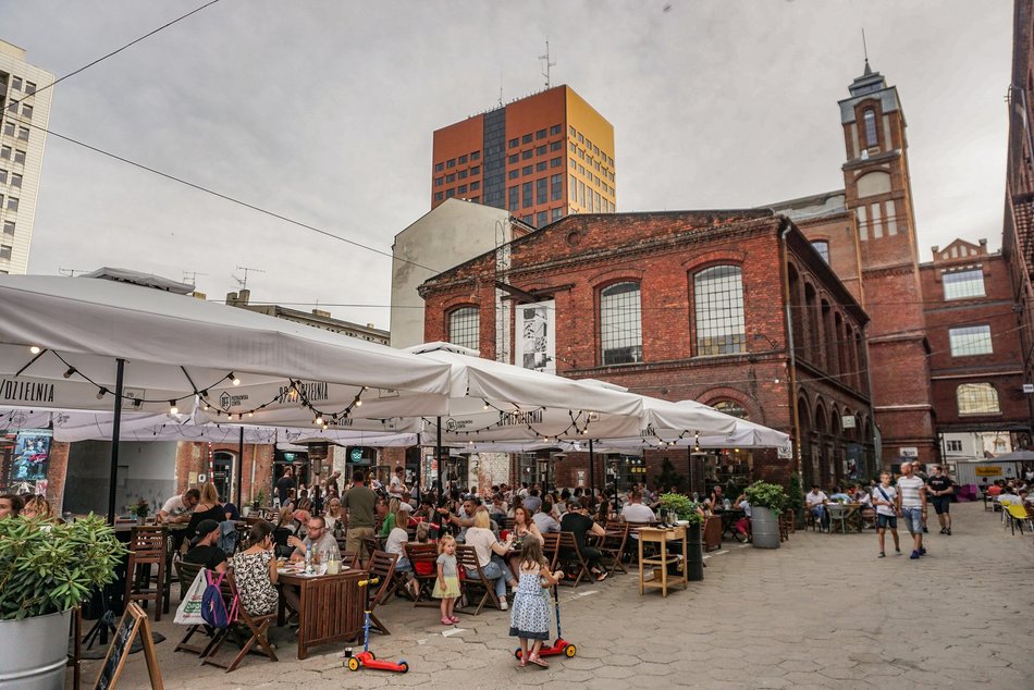 ogródek restauracji na tle budynków