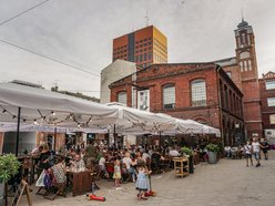 ogródek restauracji na tle budynków