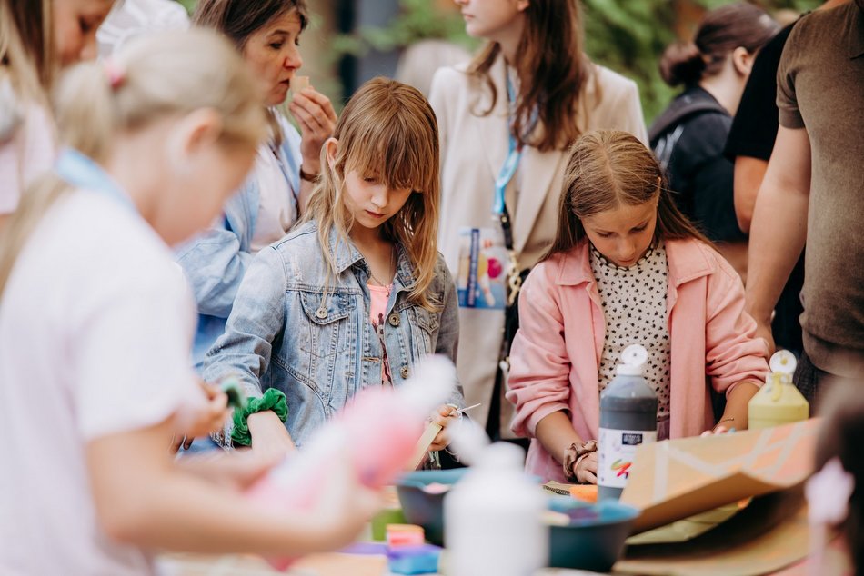 dzieci podczas zabawy
