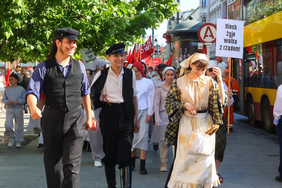 Marsz robotników podczas festiwalu REwolucja w Łodzi. Inscenizacja aktorów Teatru Chorea