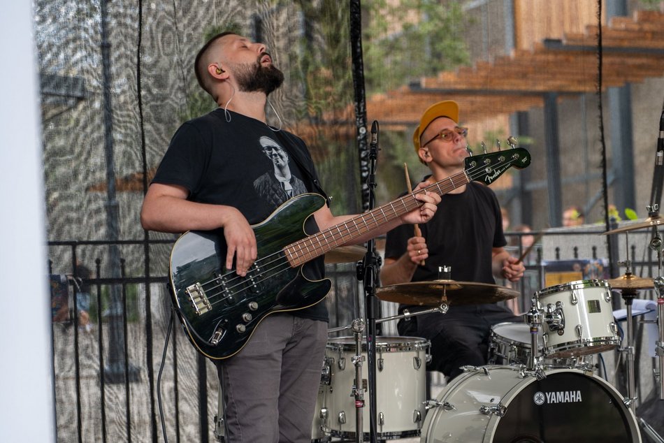 Granie w bramie w Łodzi. Kameralny koncert zespołu Superhive za nami!