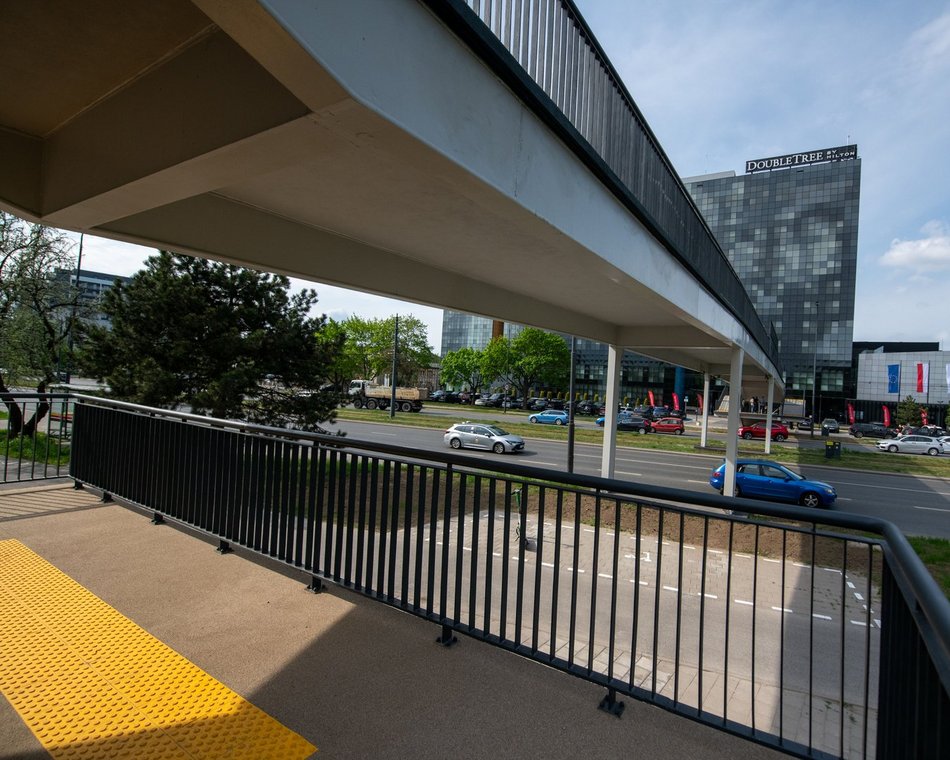 Łódź. Kładka nad al. Mickiewicza w Łodzi