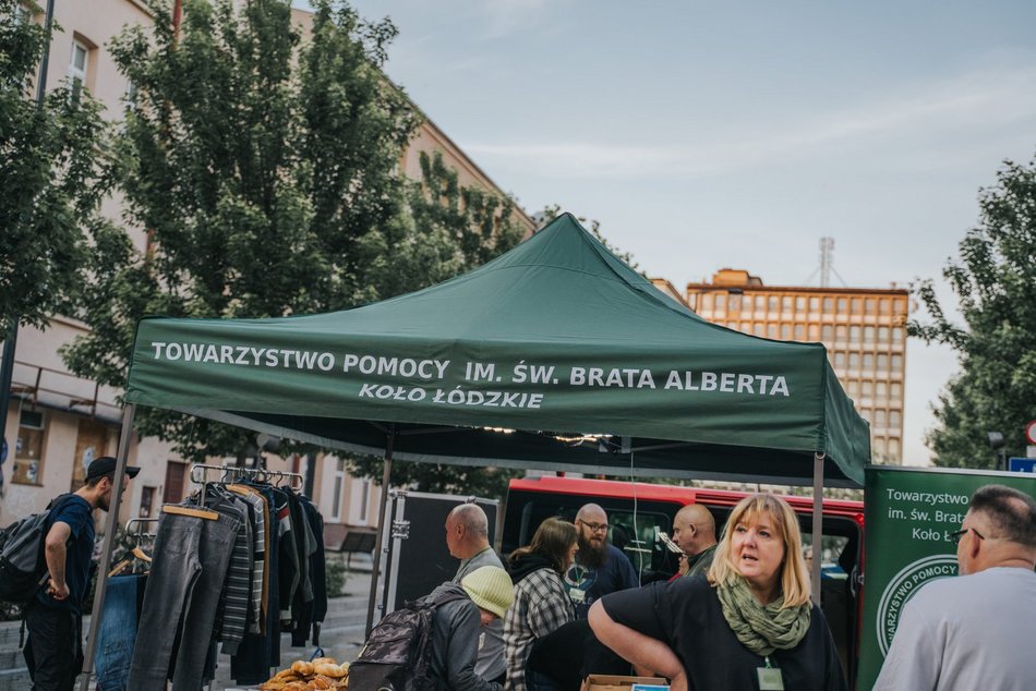 Łódź. Namiot Pełen Wsparcia w Pasażu Schillera już działa! Specjaliści pomagają potrzebującym