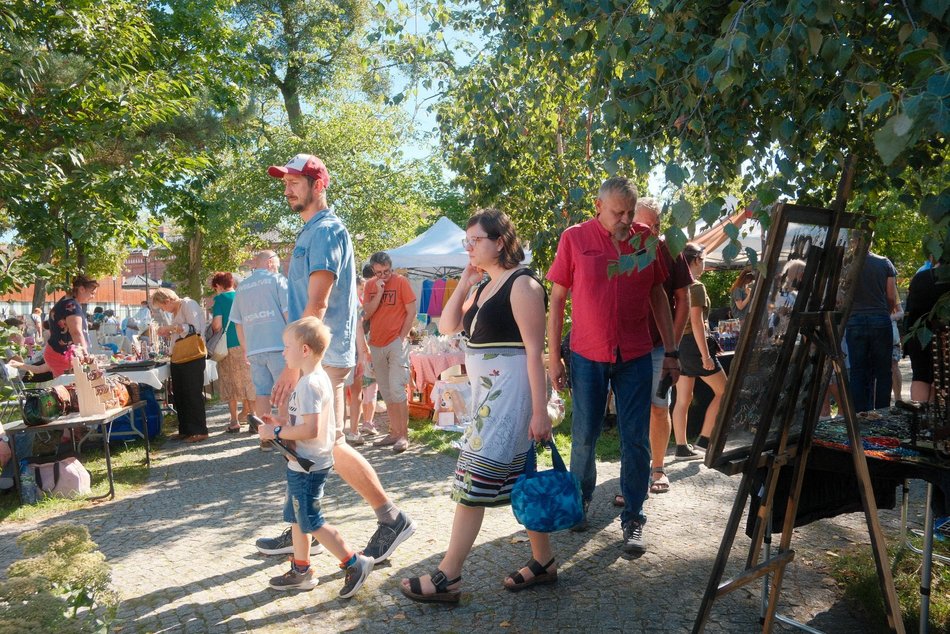 Łódź. Targ Staroci na Księżym Młynie w Łodzi. Unikatowe przedmioty, ceramika, biżuteria i tłumy łodzian