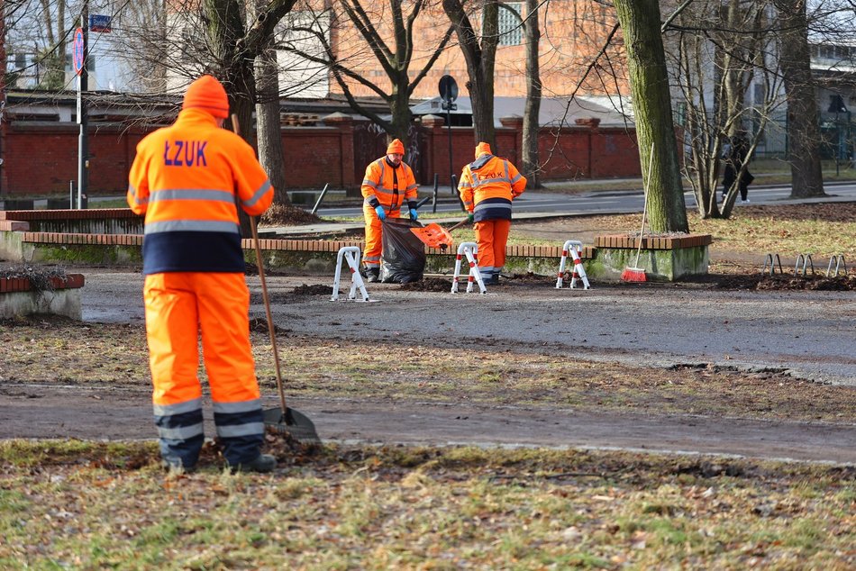 Pracownicy ŁZUK sprzątający park