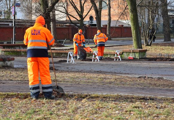 Pracownicy ŁZUK sprzątający park