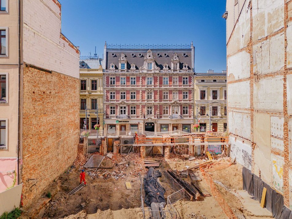 Łódź. „Dziura” przy Piotrkowskiej 58 w Łodzi znika na naszych oczach! Prace wystartowały!
