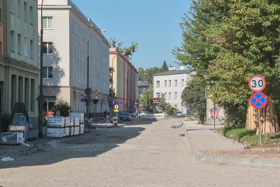 Łódź. Remont Organizacji WiN w Łodzi. Po pierwszych rozbiórkach czas na prace brukarskie