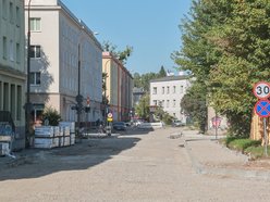 Łódź. Remont Organizacji WiN w Łodzi. Po pierwszych rozbiórkach czas na prace brukarskie