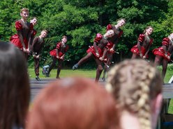 Łódź. Dzień Dziecka w parku na Młynku w Łodzi. Dmuchańce, alpaki i skutery wodne