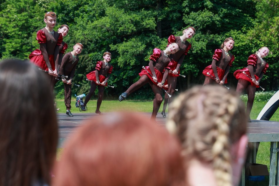 Łódź. Dzień Dziecka w parku na Młynku w Łodzi. Dmuchańce, alpaki i skutery wodne