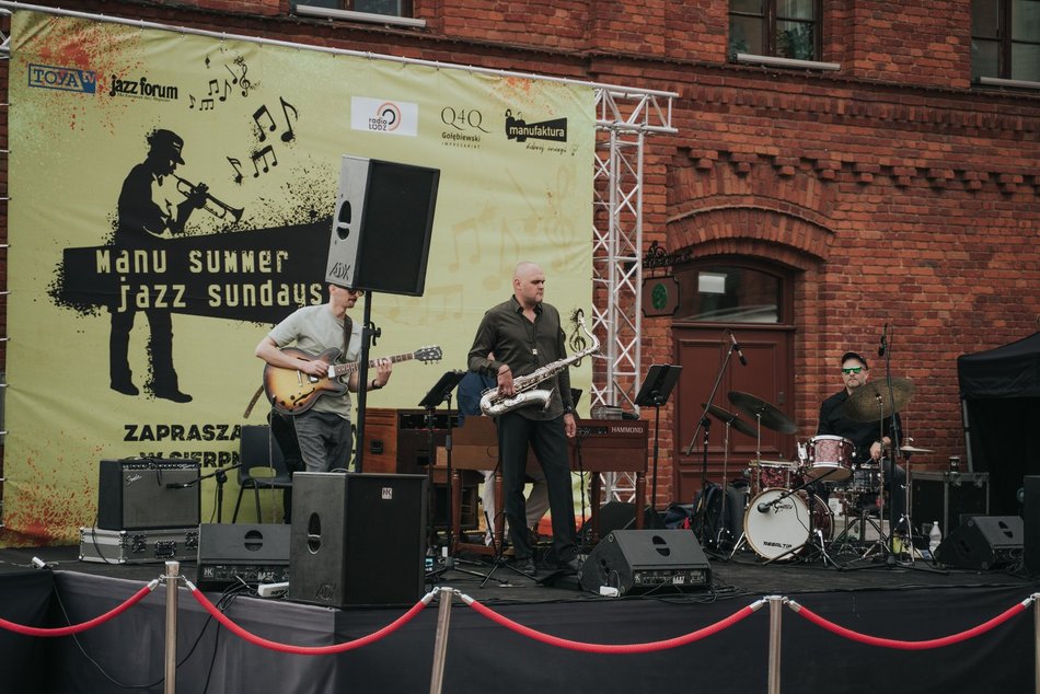 Łódź. Manu Summer Jazz Sundays w Łodzi. Kajetan Galas wystąpił na Rynku Włókniarek