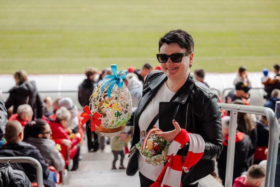 Łódź. Święcenie pokarmów na stadionie Widzewa Łódź