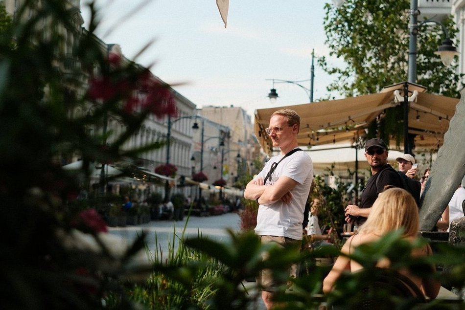 Łódź. Granie na balkonie przy Piotrkowskiej