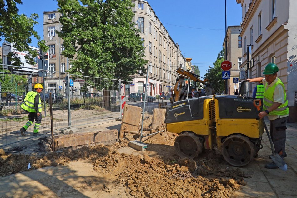 Remont ulicy Lipowej - robotnicy i maszyny na placu budowy