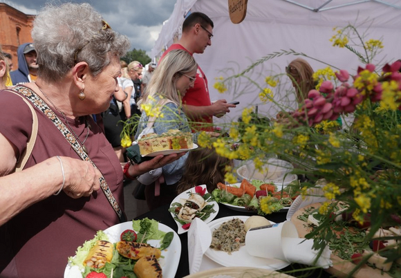 Łódź. Festiwal Potraw Regionalnych pod Łodzią. Lokalne specjały, ludowa muzyka i atrakcje dla dzieci