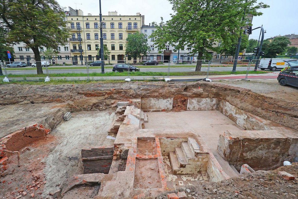 Łódź. Odkryto fundamenty Starego Miasta! Niezwykłe znalezisko podczas remontu krańcówki MPK Łódź