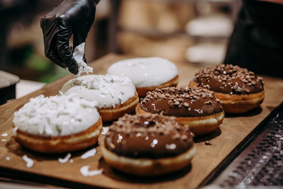 Łódź. Tłusty czwartek w Łodzi od kulis. Tak smaży się 5 tys. pączków w Gorącej Pączkarni!