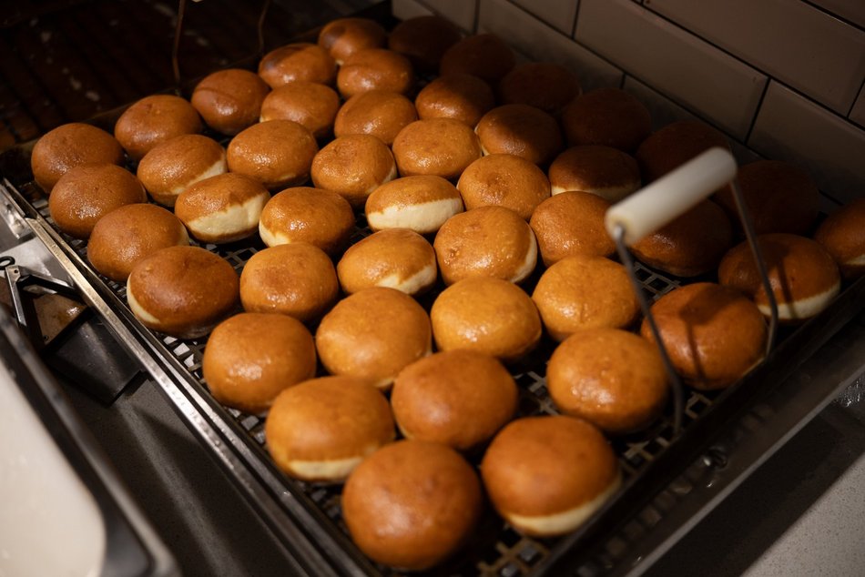 Łódź. Tłusty czwartek w Łodzi od kulis. Tak smaży się 5 tys. pączków w Gorącej Pączkarni!