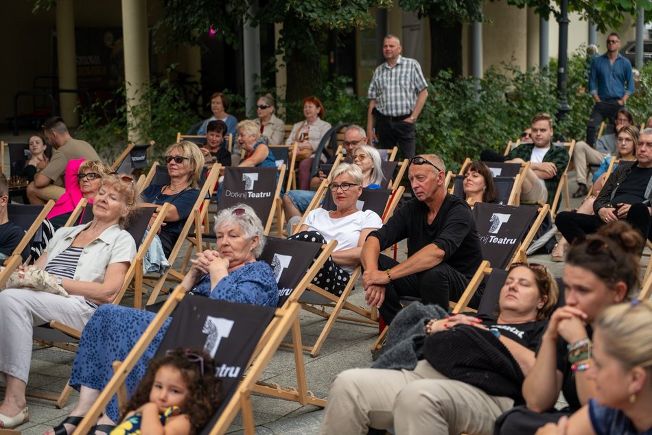 Granie w bramie w Łodzi. Kameralny koncert zespołu Superhive za nami!
