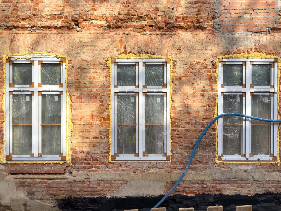 Łódź. Wielka rewitalizacja kamienicy przy Kilińskiego w Łodzi. Skuli ściany do gołej cegły!