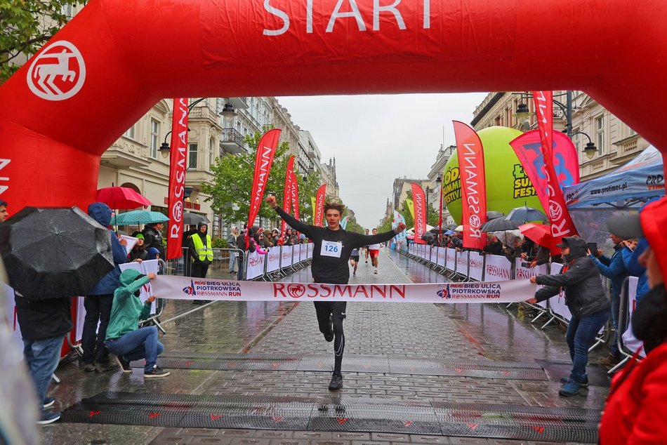 Mini Bieg Ulicą Piotrkowską w Łodzi w deszczu. To nie zepsuło jednak imprezy