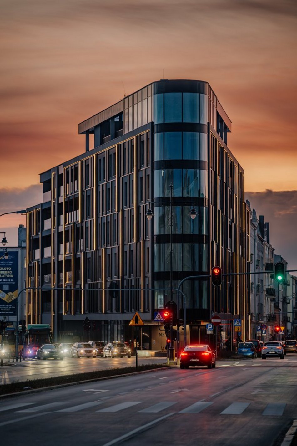 Łódź. New Iron w Łodzi o zachodzie słońca. Widok zapiera dech w piersiach!