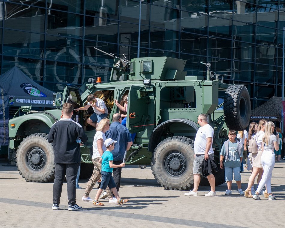 Wielka parada przed meczem Gortat Team vs NATO. Celebryci, żołnierze i sprzęt wojskowy