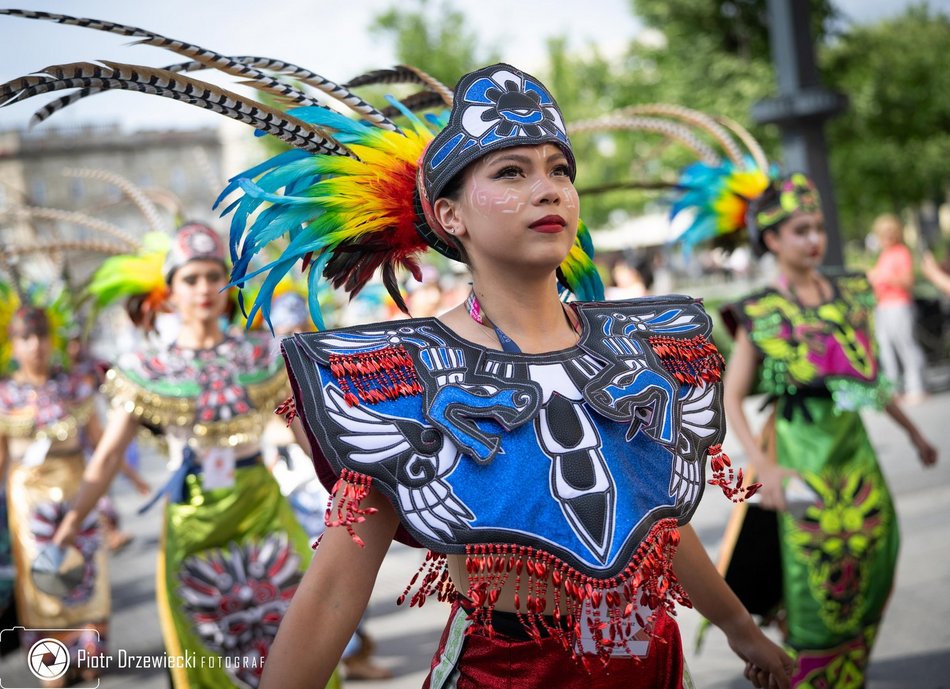 Feria barw przy Piotrkowskiej. Kolorowy pochód rozpoczął 15. edycję Folkowych Inspiracji