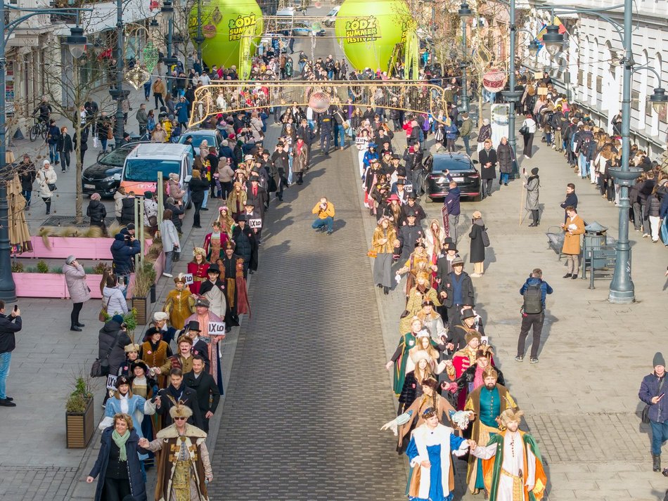 Łódź. Polonez dla Łodzi. Tłumy maturzystów zatańczyły na Piotrkowskiej. Razem z nimi łodzianie!