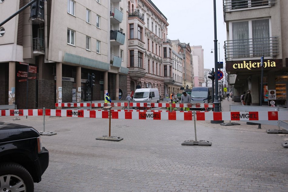 Łódź. Remont skrzyżowania Nawrot i Sienkiewicza w Łodzi. Drogowcy naprawiają jezdnię