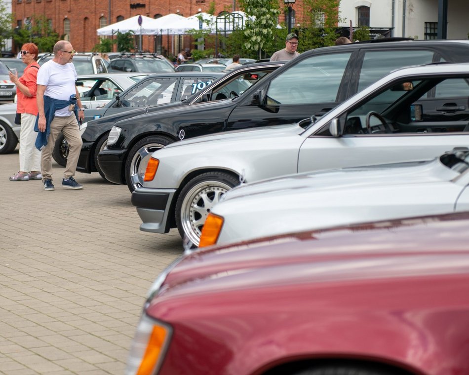 Łódź. Zlot Mercedesów w Ogrodach Geyera w Łodzi. Nie lada gratka dla fanów motoryzacji