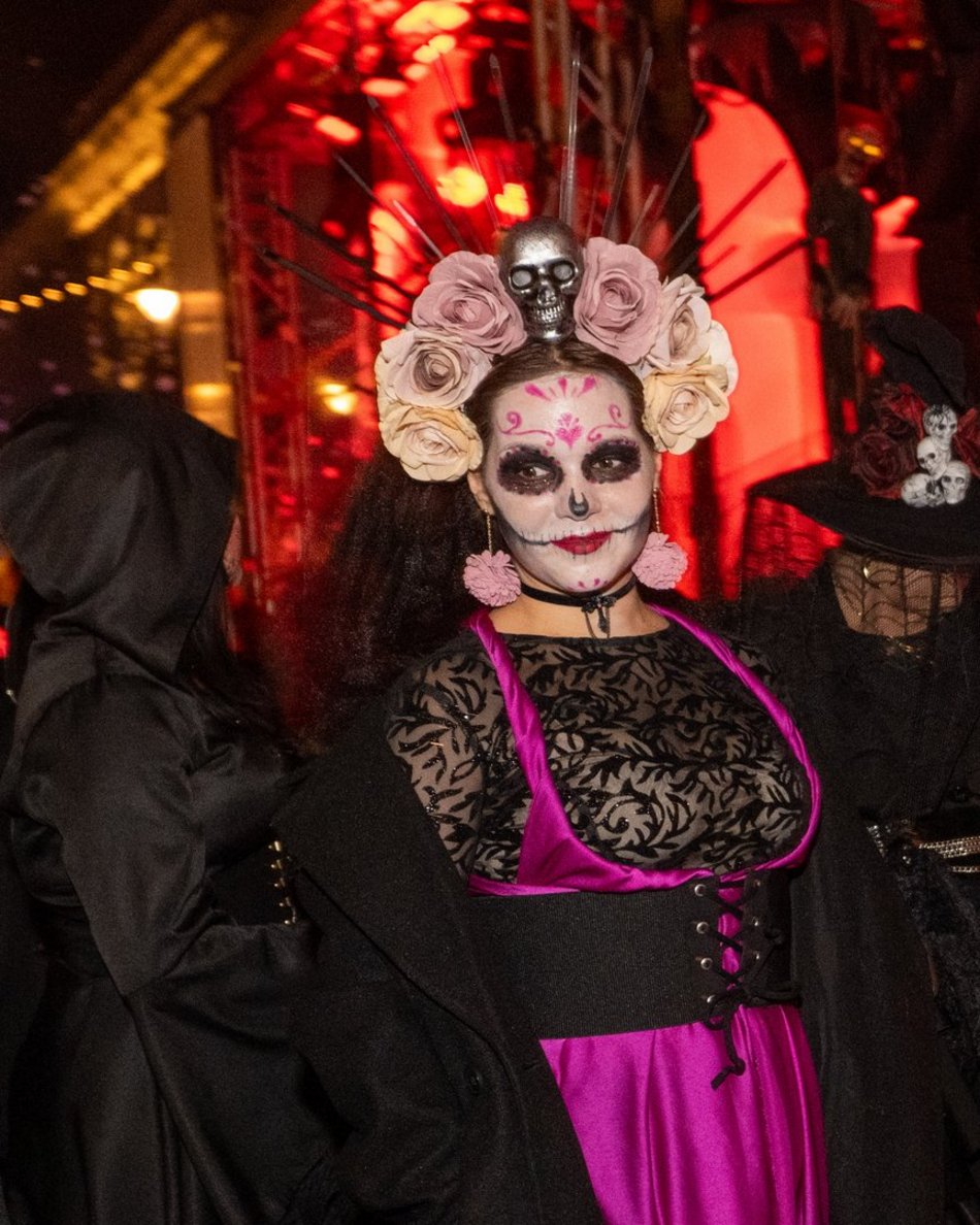 Łódź. Halloweenowa parada przeszła Piotrkowską w Łodzi. Tłumy duchów, czarownic i zombie!