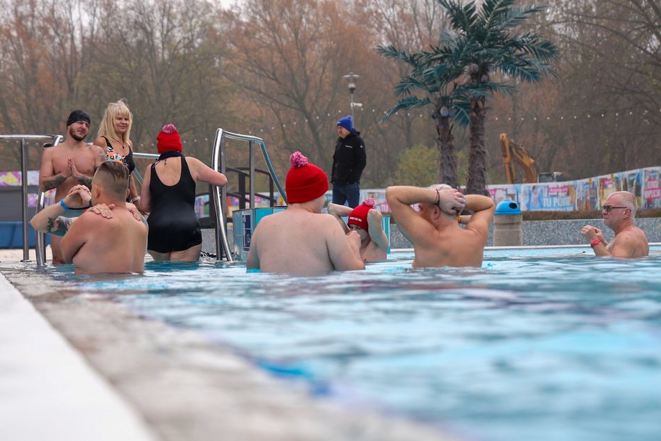 Pierwsze w tym sezonie morsowanie w Aquaparku Fala w Łodzi