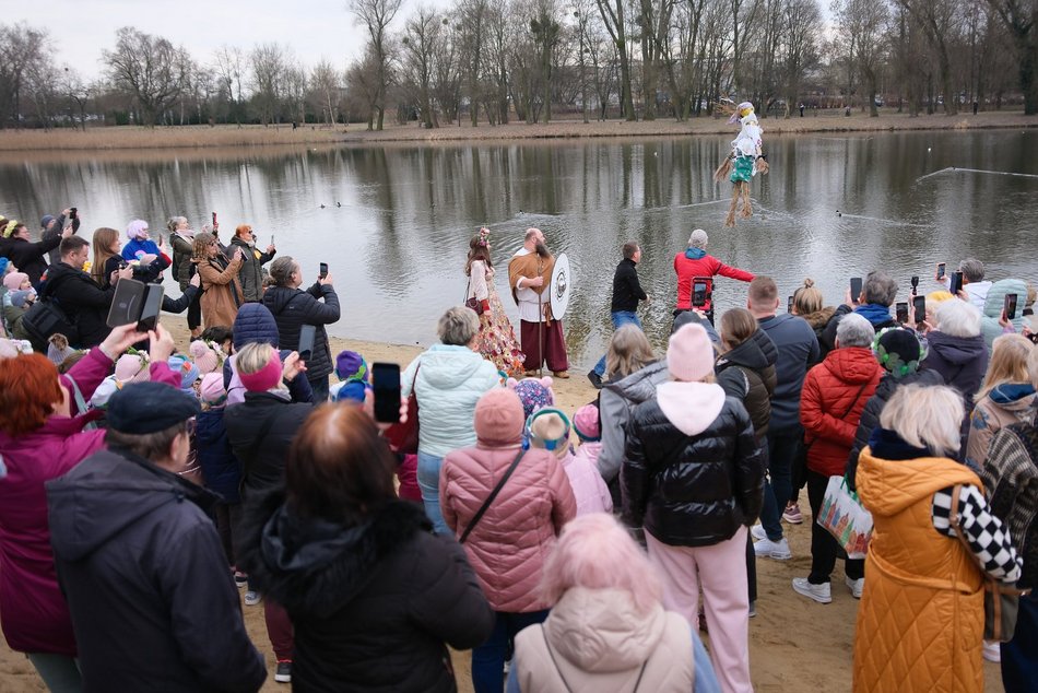 Topienie marzanny na Stawach Jana w Łodzi. Kolorowy korowód pożegnał zimę!