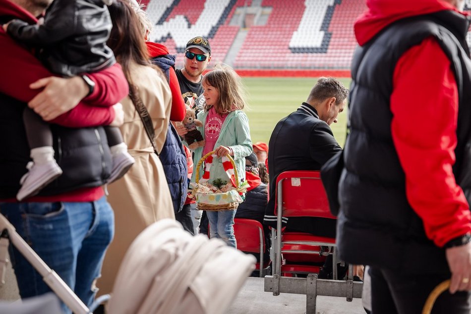 Łódź. Święcenie pokarmów na stadionie Widzewa Łódź