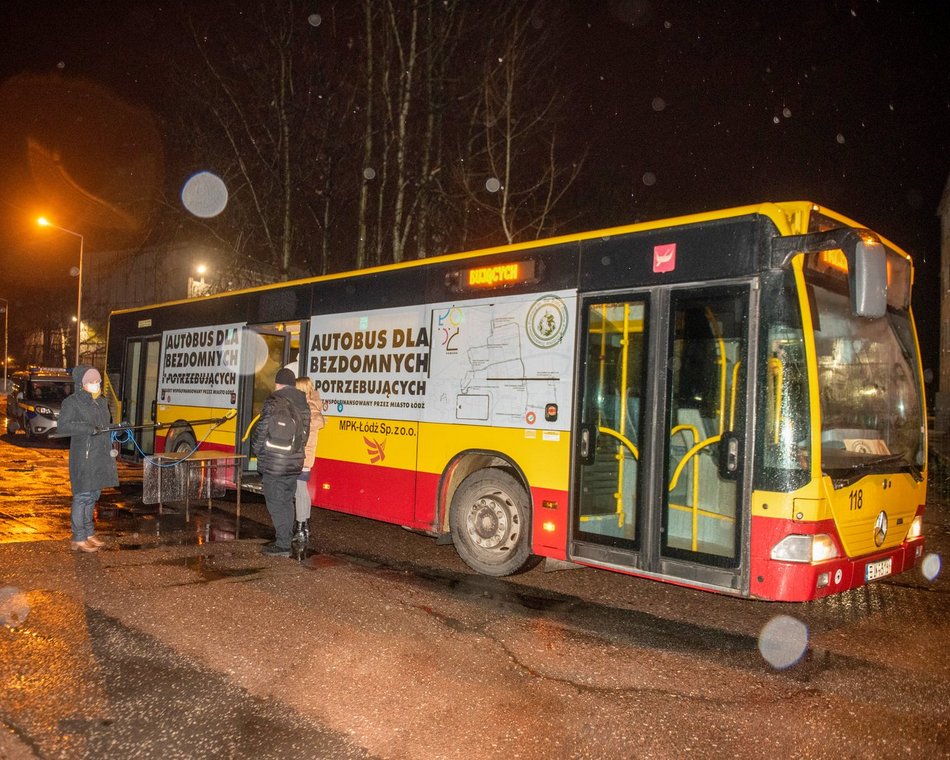 Autobus dla bezdomnych i potrzebujących w Łodzi