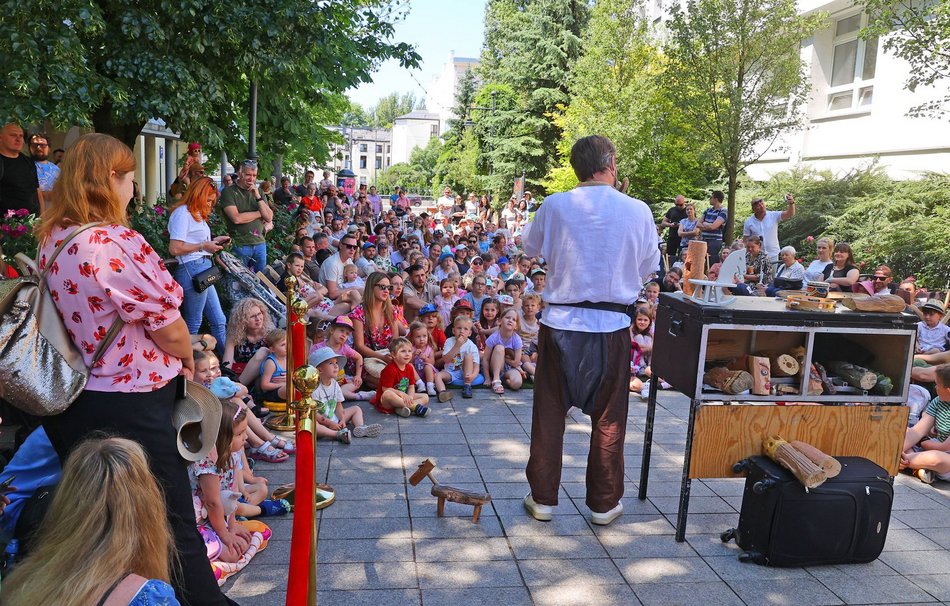 Baśniowa Piotrkowska w Pasażu Róży skradła uwagę dzieci. Tłumy na spektaklu