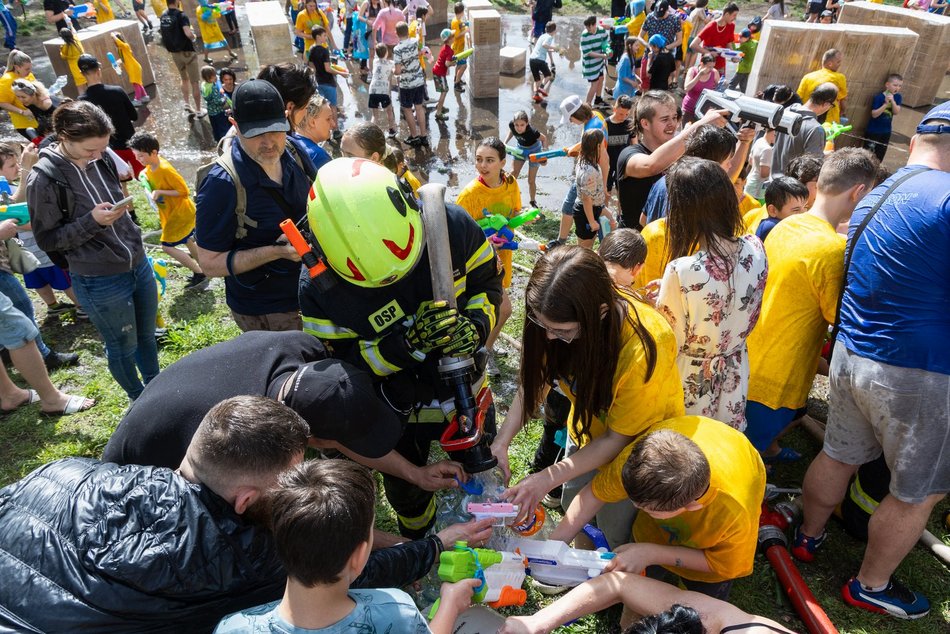 Bitwa wodna na Manhattanie w Łodzi. Śmigus-dyngus pełną parą!