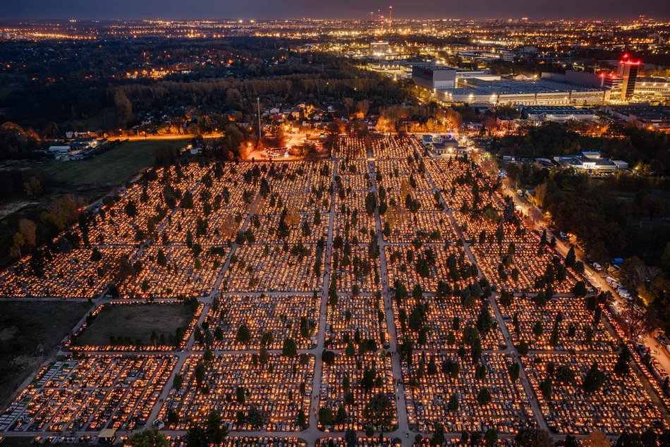 Cmentarz Szczecińska w Łodzi wygląda magicznie. Wybierz się na spacer w zaduszki