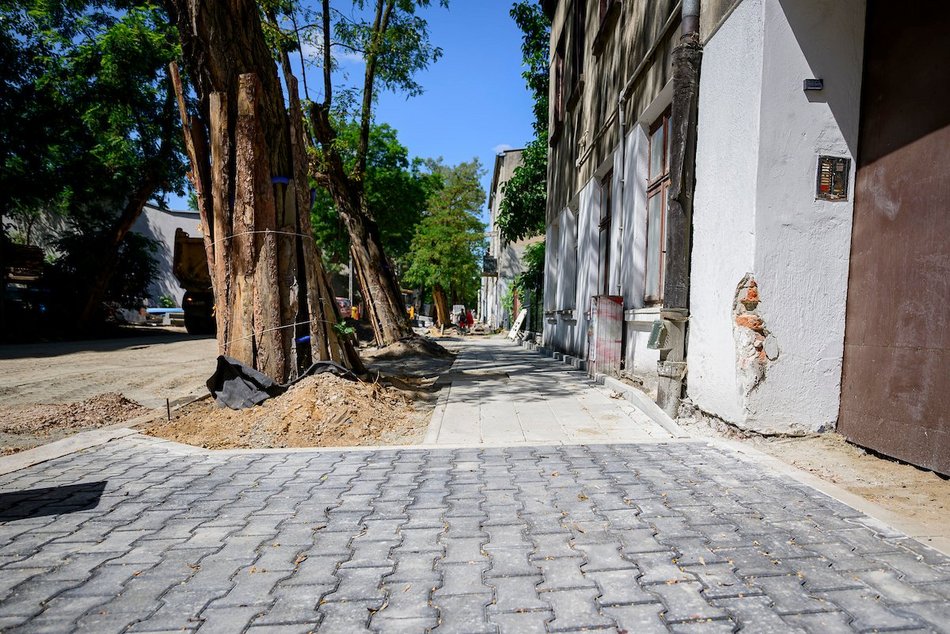 Łódź. Remont Odyńca w Łodzi nie zwalnia tempa. Powstają nowe chodniki oraz nawierzchnia