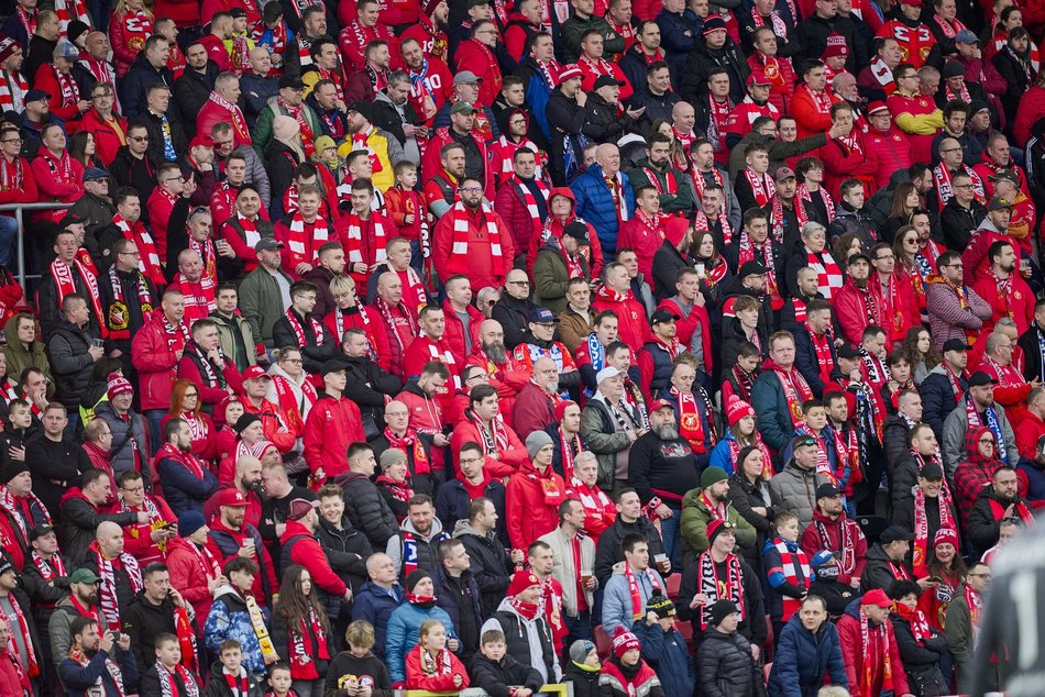 kibice na trybunach stadionu