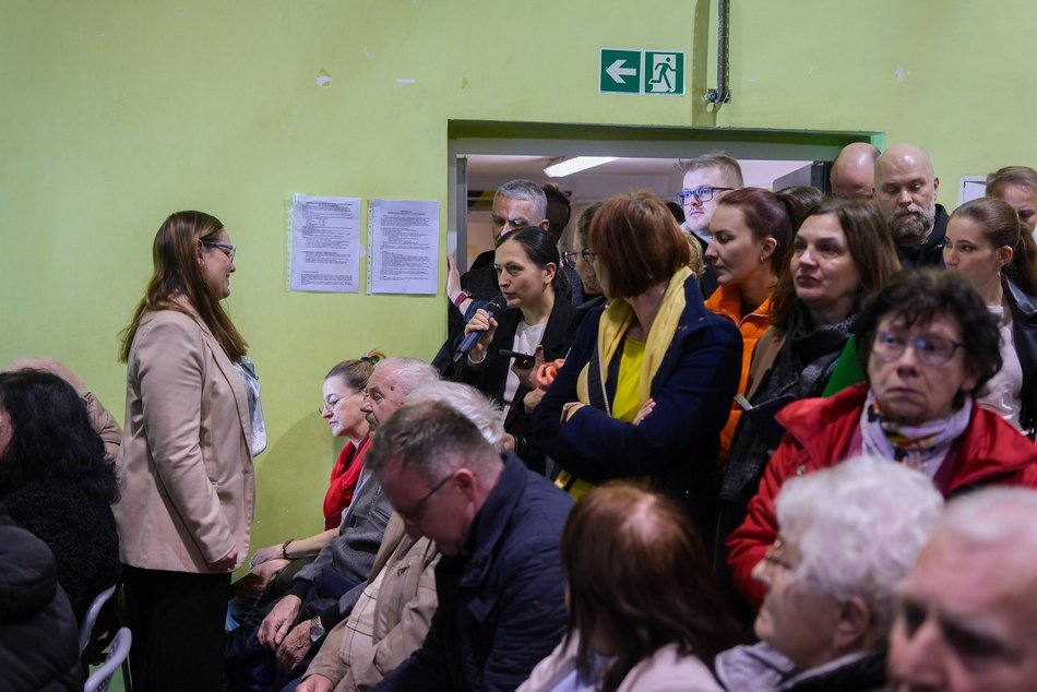 Łódź. Kolej Dużych Prędkości w Łodzi. Tłumy mieszkańców Starego Polesia na spotkaniu z wykonawcami