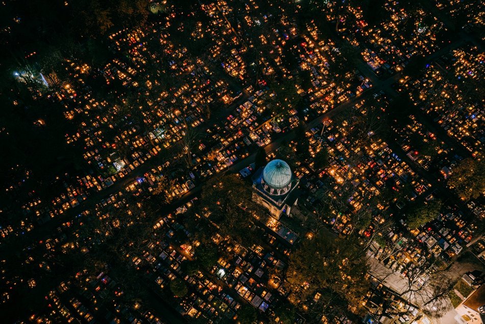 Stary Cmentarz w Łodzi z lotu ptaka. Nekropolia rozświetlona tysiącami zniczy