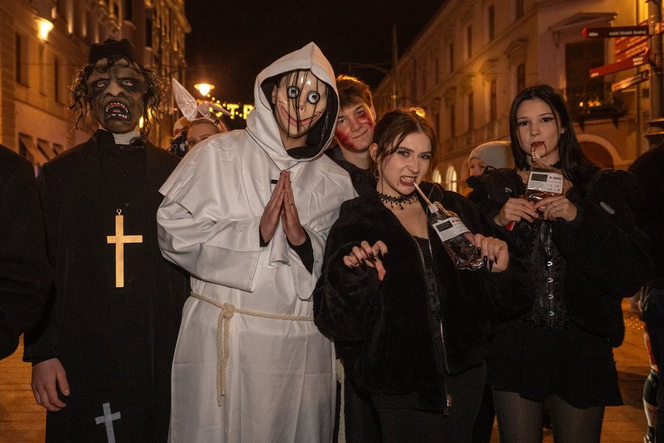Łódź. Halloweenowa parada przeszła Piotrkowską w Łodzi. Tłumy duchów, czarownic i zombie!